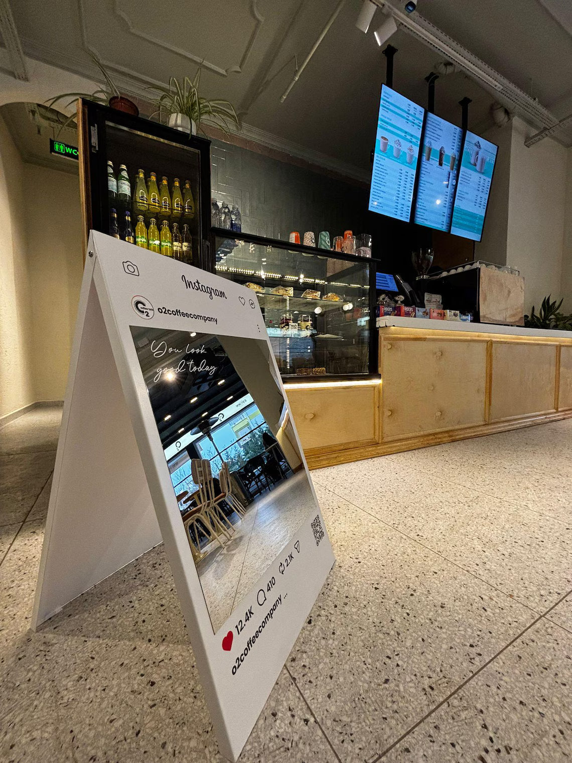 Lüks Metal Selfie Çerçevesi Tabela – İşletmeler İçin QR Kodlu Özel Sosyal Medya Fotoğraf Çerçevesi