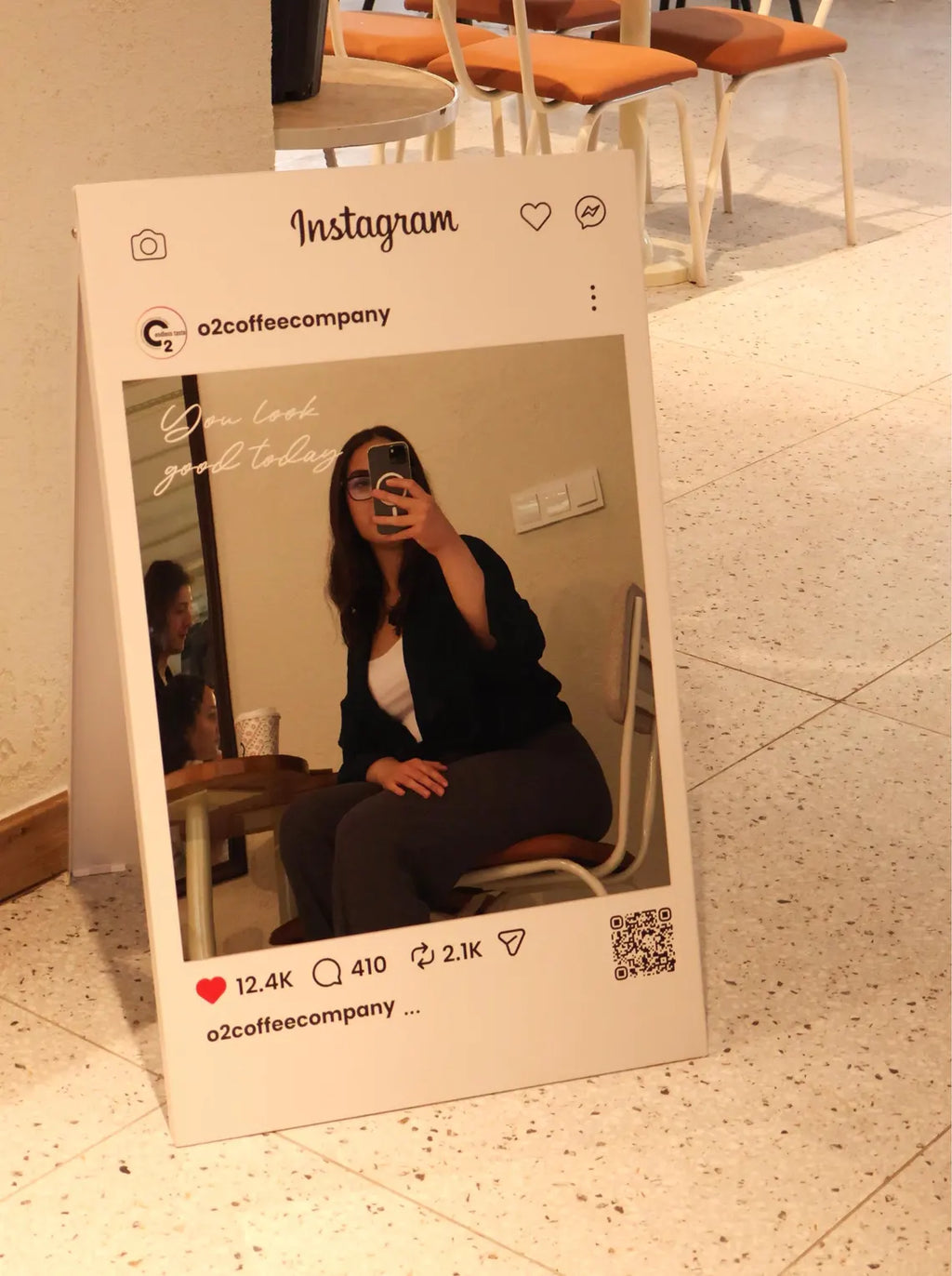 Lüks Metal Selfie Çerçevesi Tabela – İşletmeler İçin QR Kodlu Özel Sosyal Medya Fotoğraf Çerçevesi
