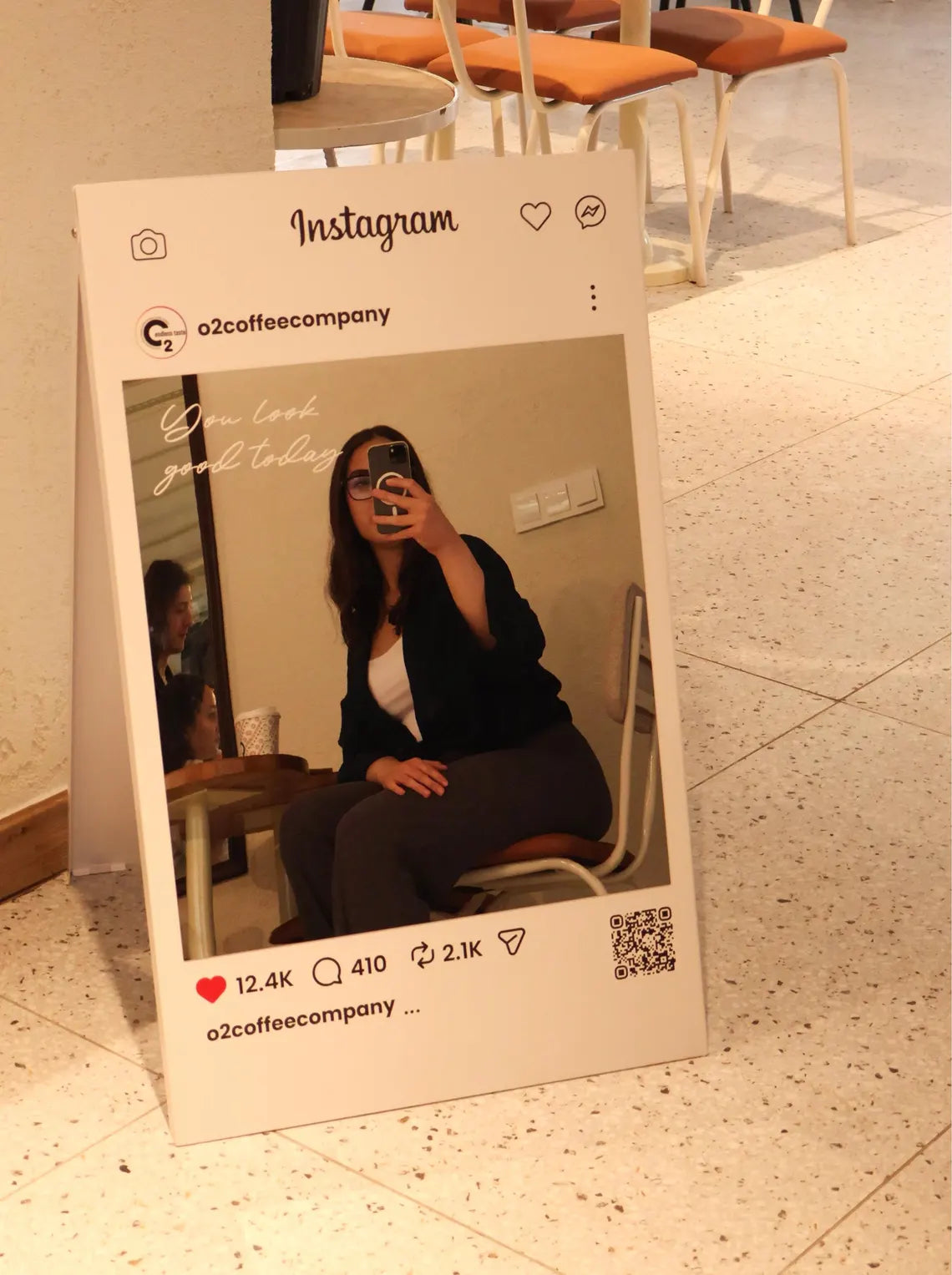 QR Kodlu Sosyal Medya Çerçeve Tabela – Salon & Kafeler İçin Özel Selfie Çerçevesi – Metal Kaldırım Tabelası – Pavement Sign – İşletme Tabelası